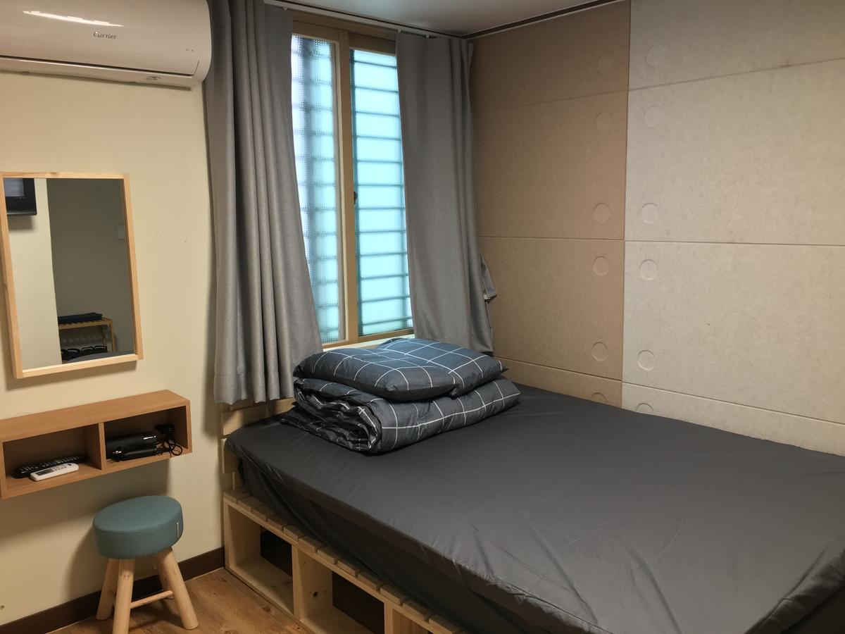 Take 1 Guesthouse Hongdae Seoul Exterior photo