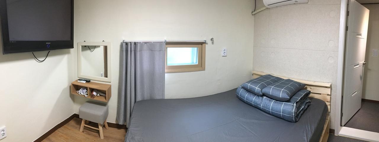 Take 1 Guesthouse Hongdae Seoul Exterior photo