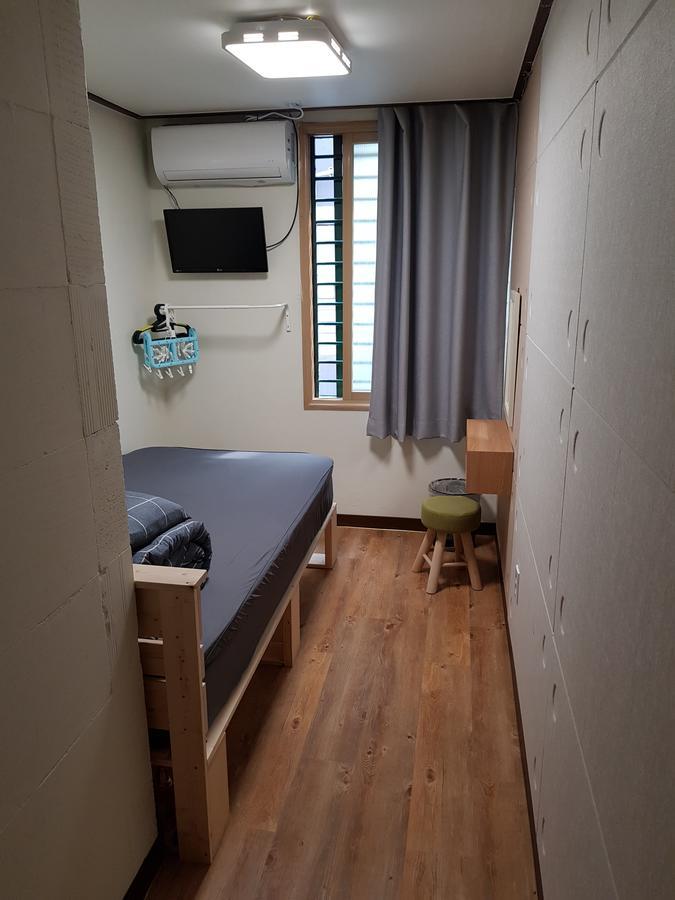 Take 1 Guesthouse Hongdae Seoul Exterior photo